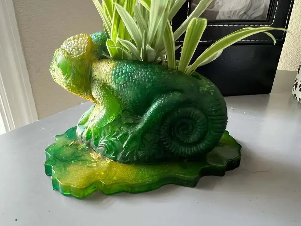 Green Chameleon Resin Planter Flower Pot with Matching Coaster